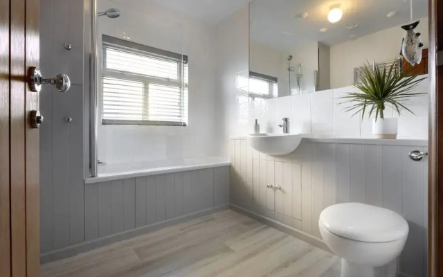 Ellerthwaite Place Getaway with Hot Tub