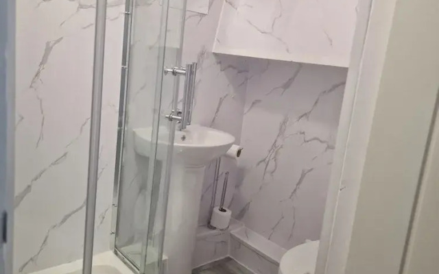 Lodge - Sleeps 10 & Free Parking