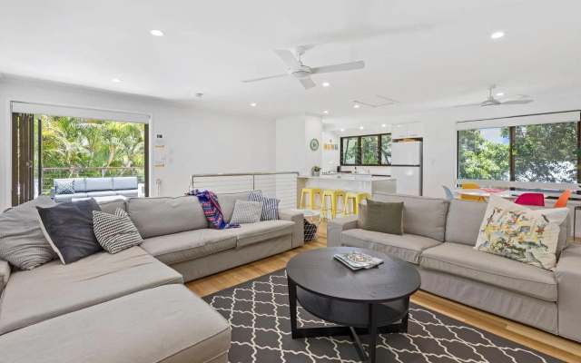 Graebill 2 Bedroom 2 Bathroom Light and Spacious Duplex Walk to Beach Great Outdoor Entertaining Area – Guest Rooms – Sunshine Beach