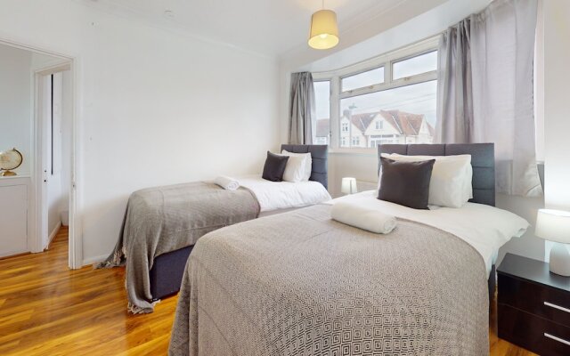 Dagenham - 4 Beds - Sleeps 8 - Wifi