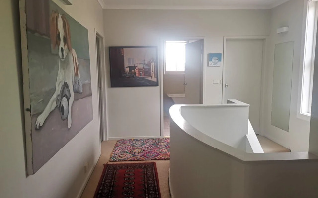 Stylish Comfortable Central Artists Home