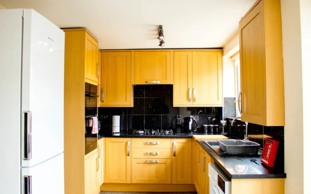Spacious 5-bed House! Tilbury! Free Parking!