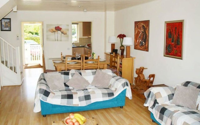 Stylish Pet-friendly Lakeside Retreat In The Cotswold Water Park