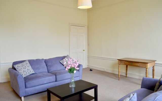 Charming Traditional 2 Bedroom Flat in Edinburgh New Town