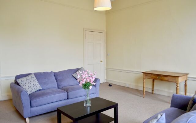 Charming Traditional 2 Bedroom Flat In Edinburgh New Town