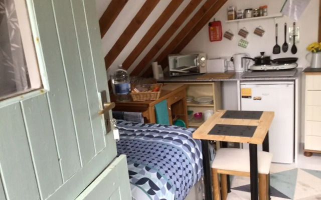 Cozy Camborne Studio Retreat With two Single Beds