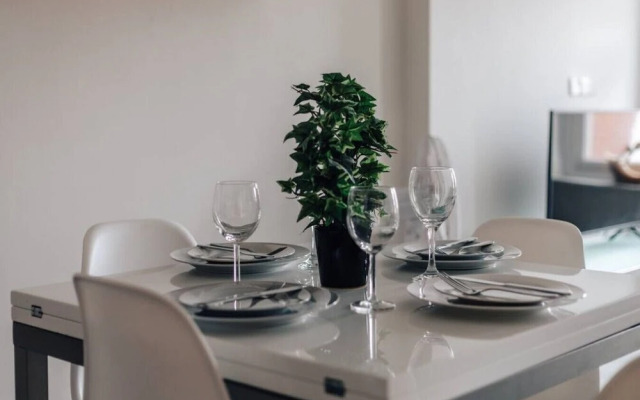 Central Modern Flat Sleeps 6 - Dedicated Parking - From 125 Per Night