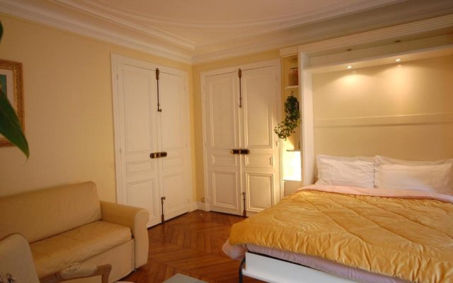 Two-Bedroom Apartment Champs-Elysées