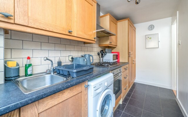 Crawley Pet Friendly 1-Bedroom Apartment
