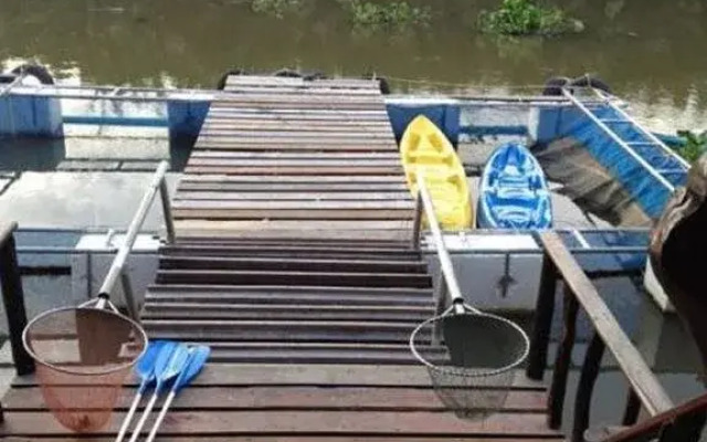 Floating Island Seafood & Resort