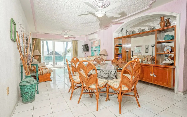 Playa Azul Apt with Sea views & Pool