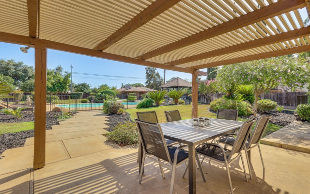 Spacious Home - 6 Mi to Downtown Fresno!