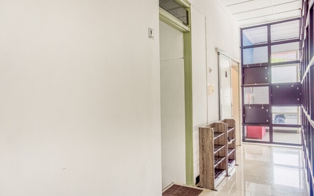 RedDoorz Hostel near Tugu Train Station