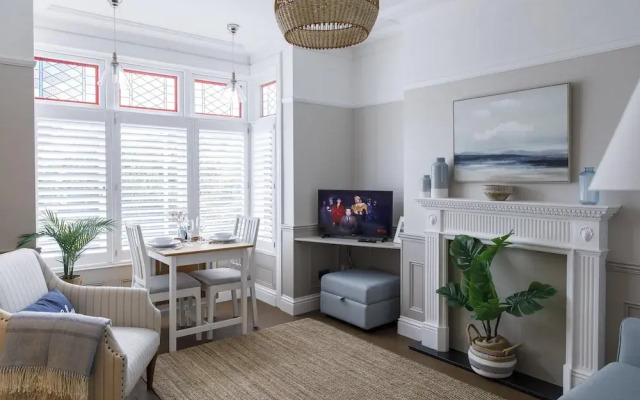 The Grove Apartment With Free on Street Parking