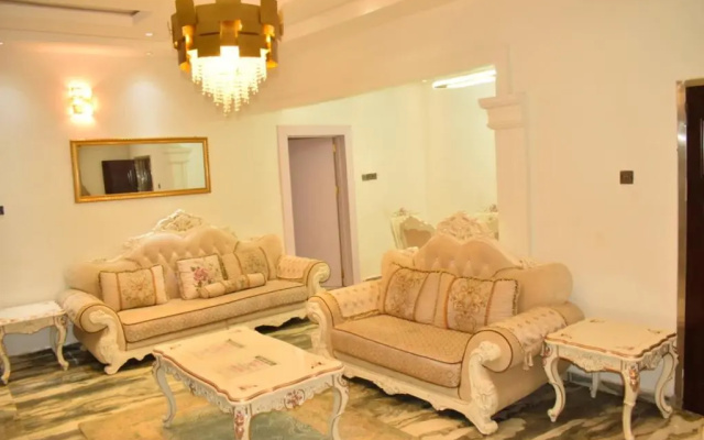 Grand Duplex Style 3 Bedroom Apartment