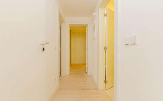 Lady Madonna in Lisboa Ciudad