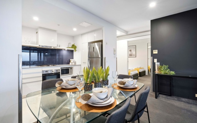 Converted 2 Bedroom Apartments (No Parking) - Circle on Cavill - Wow Stay