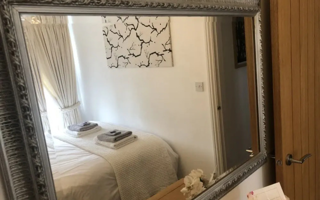 Cozy Nook Cottage - Sleeps 4, Garden & Parking