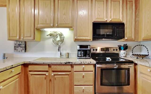 Nice 2 Bedroom Condo in Mammoth! Easy access to 3 Hot Tubs & Pool! by RedAwning