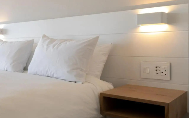 Small Bay Beach Suites