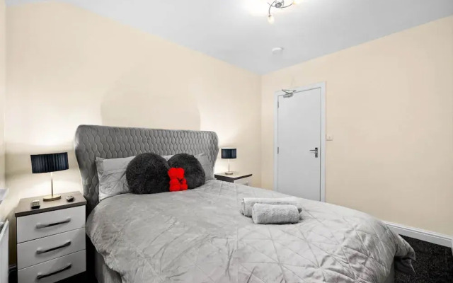 Harborne House 4 Bedroom Contractor Qe Hospital