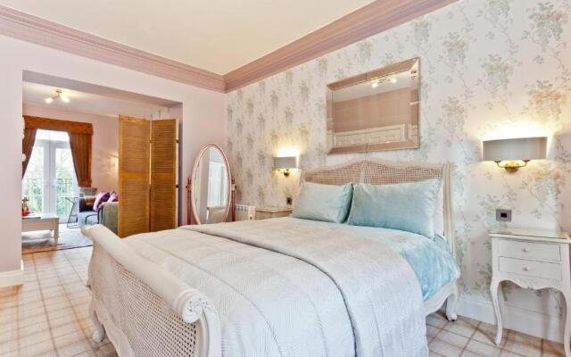 Bowness Bay Suites - Adults only