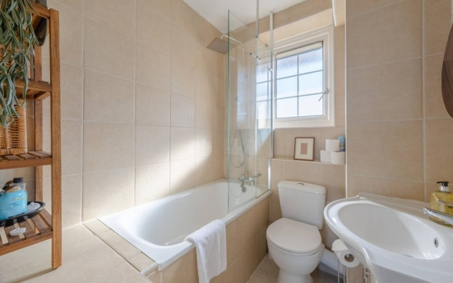 Spacious 2 Bedroom Flat In Clapham With Balcony