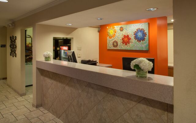 Cloverleaf Suites Kansas City - Overland Park