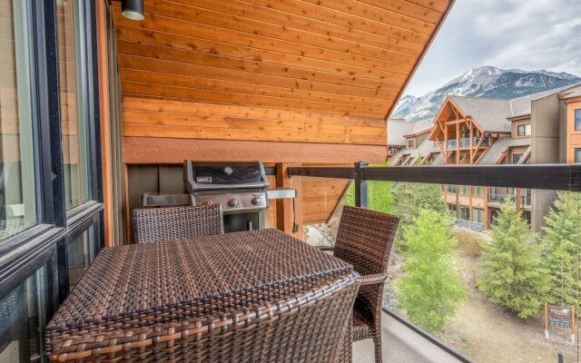 Luxury 3-Br Penthouse | INDOOR Pool & Hot Tub | Pool Table | 2 Decks + Mtn Views