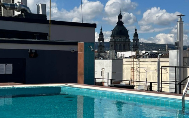 Luxury 5 Star Studio in the City Center with Pool