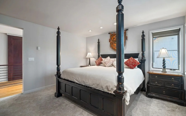 Blackhawk 2817 4 Bedroom Townhouse by RedAwning