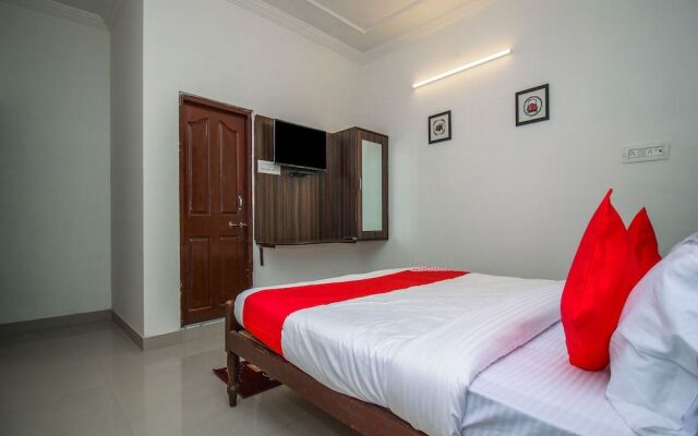 OYO 18272 Hotel Lambodar