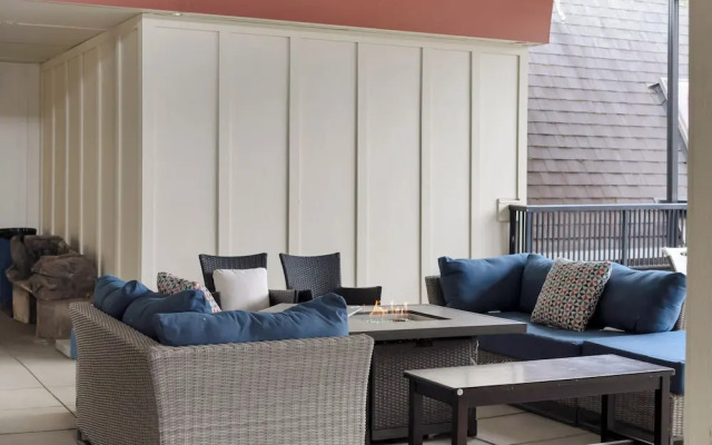 Lakefront Lux 2BR Symphony Of Comfort