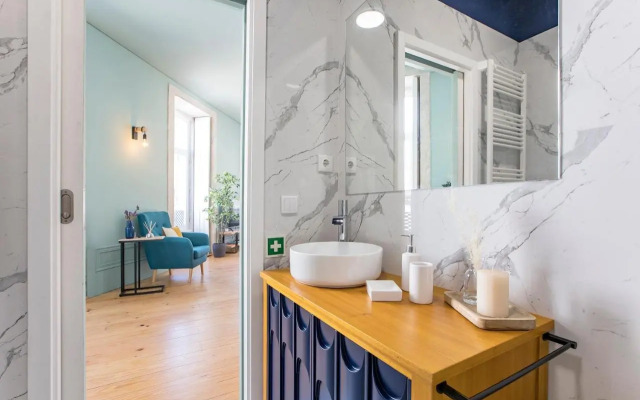 Artistic 2BR Flat Downtown w/ AC by LovelyStay