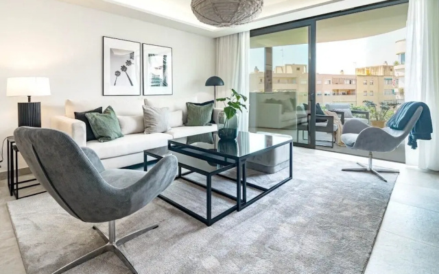 Inf3.3k- Stunning City Apartment Close to Beaches