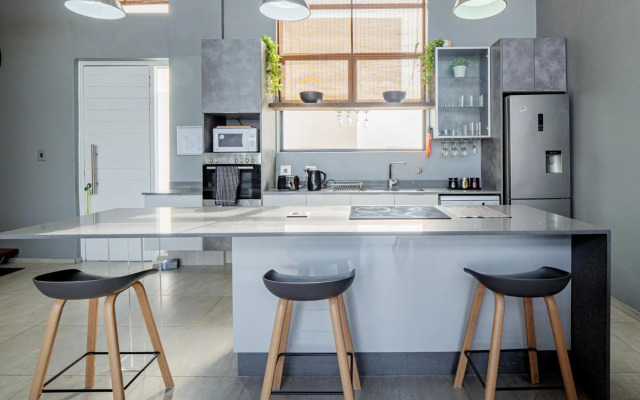 516 Point Bay - Super Stylish for Less