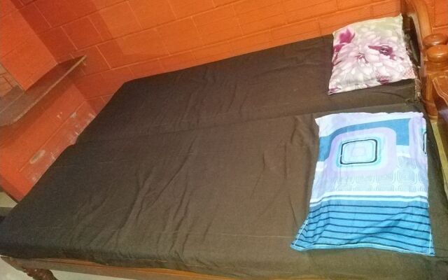 Iroomz Savitri Guest House