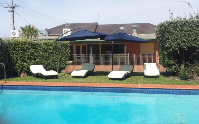 Shifting Sands Motel