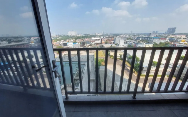 Homey and Comfy Studio Loft at Kingland Avenue Apartment