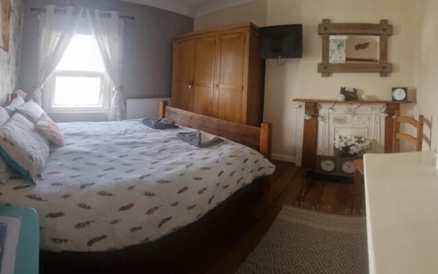 3br-sleeps6-petsok-off Road Parking-garden