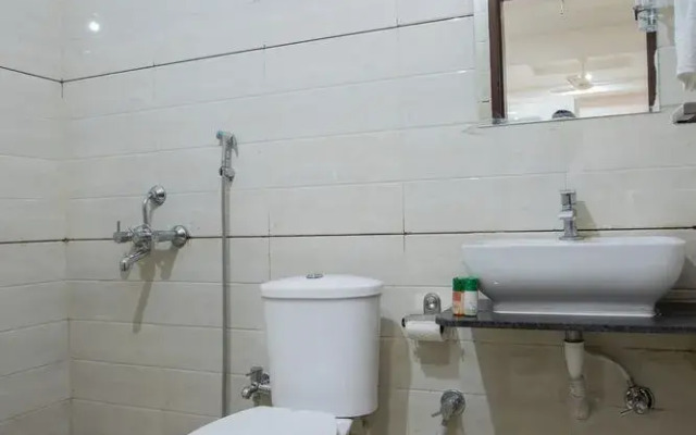 Oyo 8882 Pishori Residency