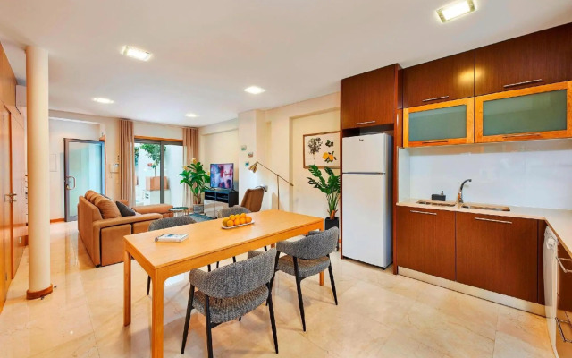 Beautiful Town Centre Apartment with Shared Pool