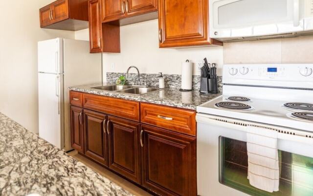 Waikiki Banyan W/ocean Views Free Parking