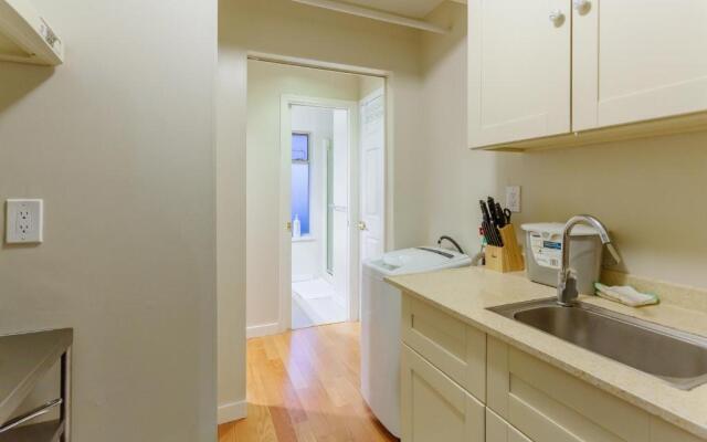Convenient to Attractions & Close To Airport