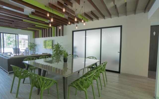 BEE Suites Santa Ana