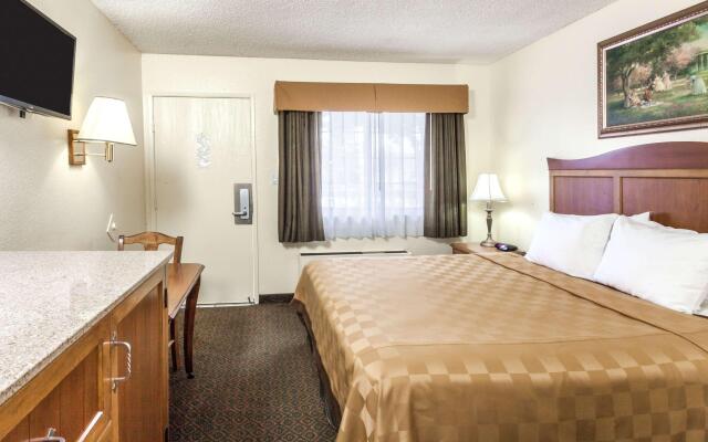 Travelodge by Wyndham Fullerton Near Anaheim