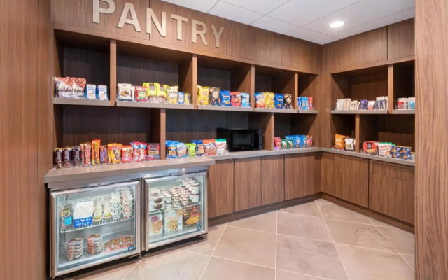 Radisson Hotel & Suites