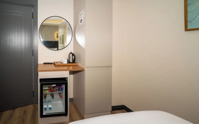 Отель Robin Hotel