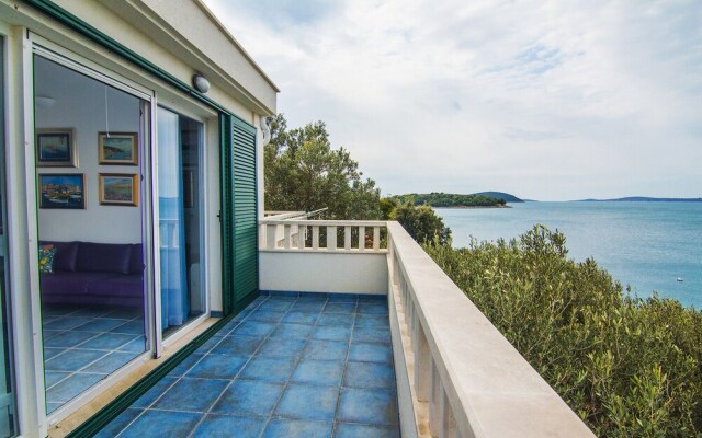 Inviting 7-bed Villa in Maslinica