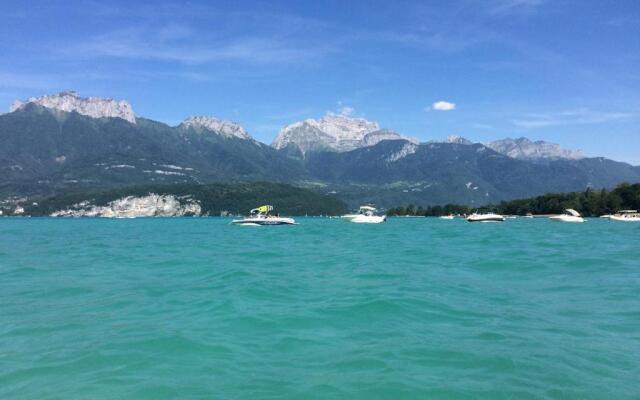 la baie des voiles ,vue lac d'Annecy ,plage privée
